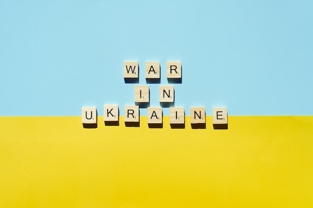 Mots sur les lettres de l'alphabet en bois sur fond jaune, bleu. Mise à plat. Concept de liberté. Ukraine