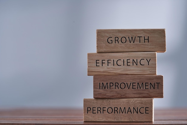 Mots liés à la gestion d'entreprise amélioration de l'efficacité de la croissance et de la performance sur des blocs de bois