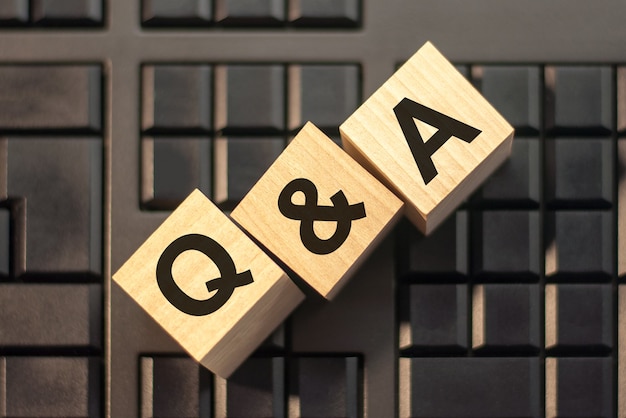 Mots: Q et A en lettres de l'alphabet en bois 3d sur un mur de clavier avec espace de copie, concept d'entreprise. Q et A - abréviation de question et réponse.