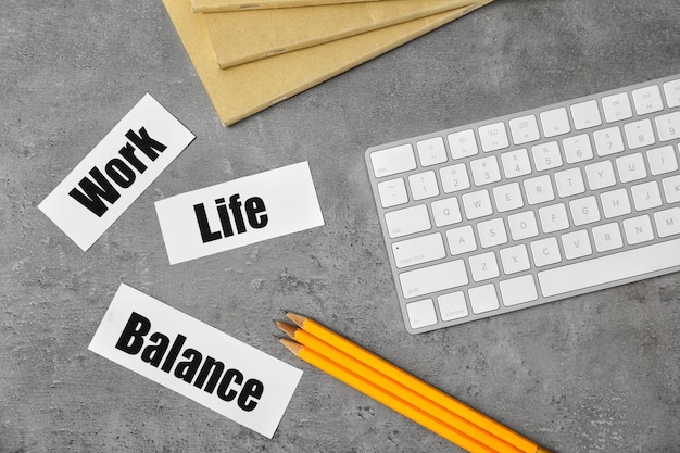 Mots WORK LIFE BALANCE et clavier sur fond gris