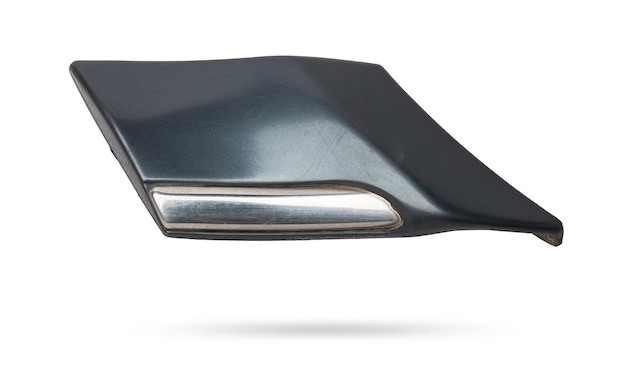 moulage en plastique gris avec chrome pour l'élément de réglage de l'aile latérale de la voiture à vendre dans un service de voiture sur un fond blanc isolé dans un studio photo