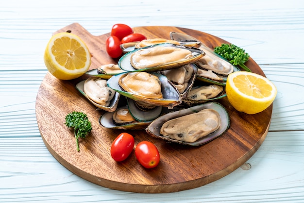 moule fraîche sur planche de bois