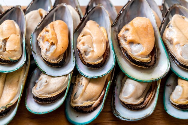 moule fraîche sur planche de bois