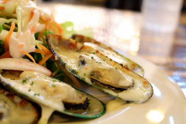 moule de palourdes grillées et fromage avec salade