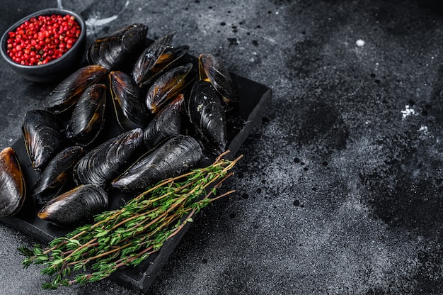 Moules bouillies en coquilles sur une planche de marbre