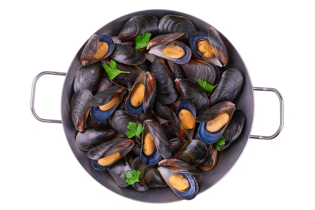 Moules bouillies dans une casserole isolées sur la vue de dessus de fond blanc