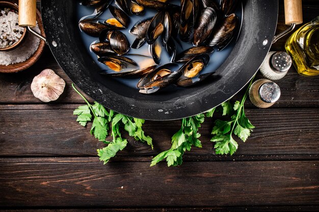 Moules en casserole avec persil et épices