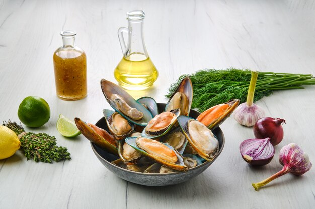 Moules Crues Aux épices Et Herbes Sur Table En Bois