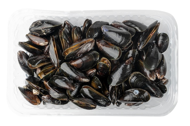 Moules crues dans des emballages en plastique Fruits de mer crustacés frais isolés Moules noires Palourdes froides crues sur blanc