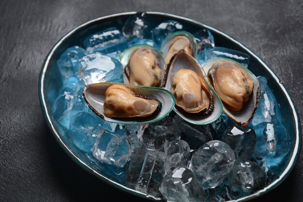 Moules Crues De Fruits De Mer Dans Une Assiette Sur Des Glaçons