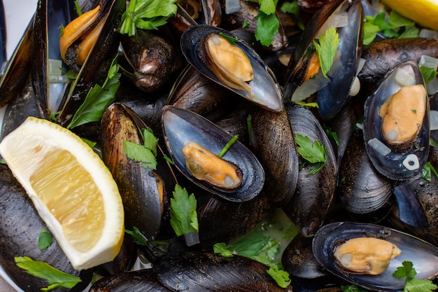 Moules cuites aux herbes et au citron