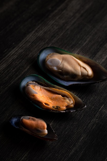 Moules cuites de différentes tailles sur un fond en bois