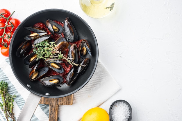 Moules cuites à la vapeur traditionnelles classiques dans un vin blanc en coquilles