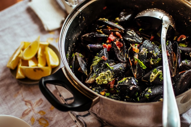 Moules en cuivre sur table.