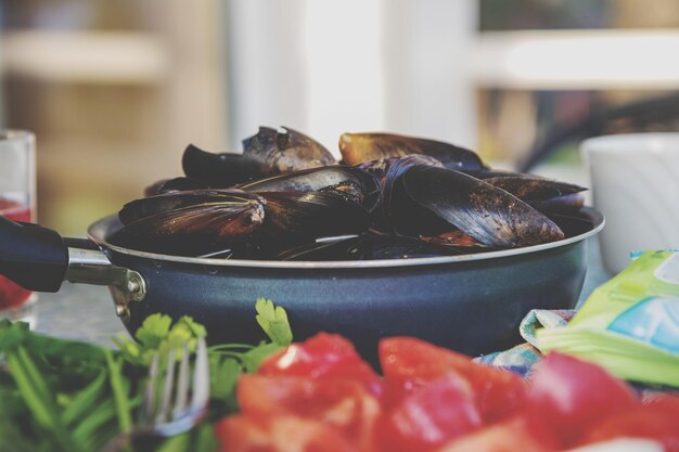 Photo moules dans une casserole