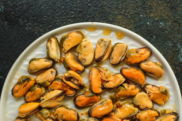 moules dans une portion d'huile (délicieux fruits de mer).