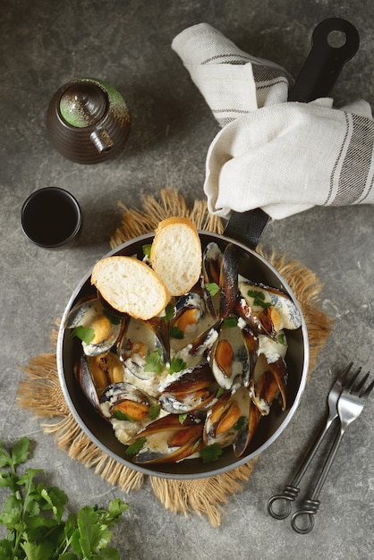 Moules décortiquées dans une sauce crémeuse au fromage à l'ail