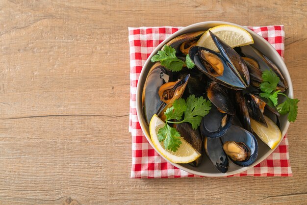 moules fraîches aux herbes dans un bol au citron