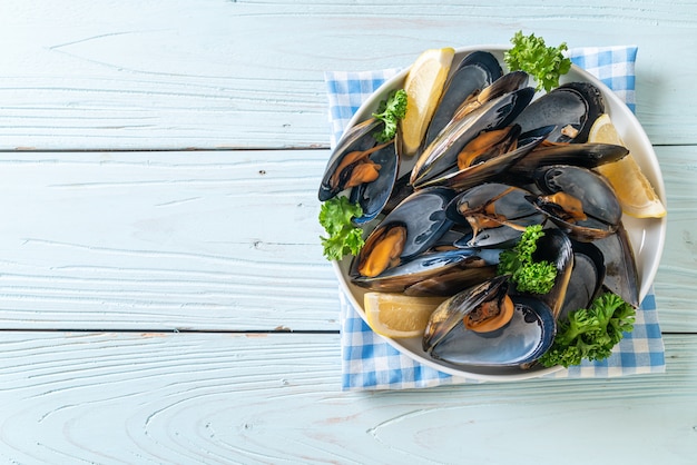 moules fraîches aux herbes dans un bol au citron