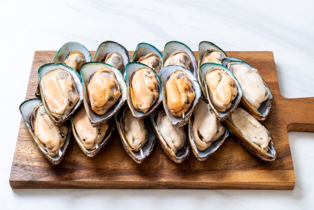 moules fraîches sur planche de bois