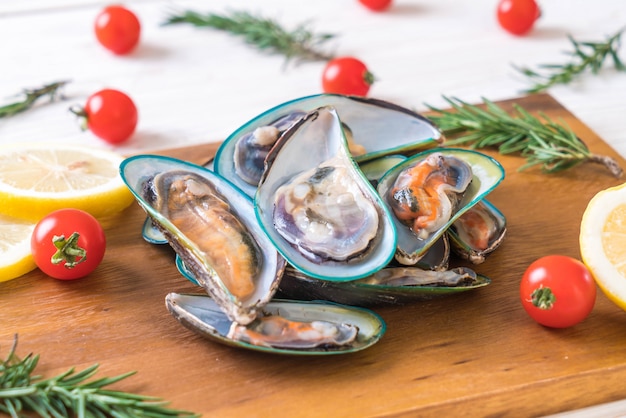 moules fraîches sur planche de bois