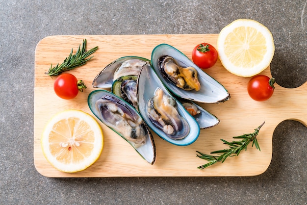 moules fraîches sur planche de bois