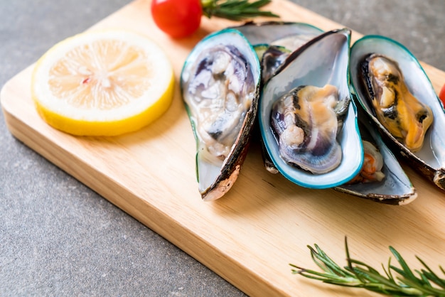 moules fraîches sur planche de bois