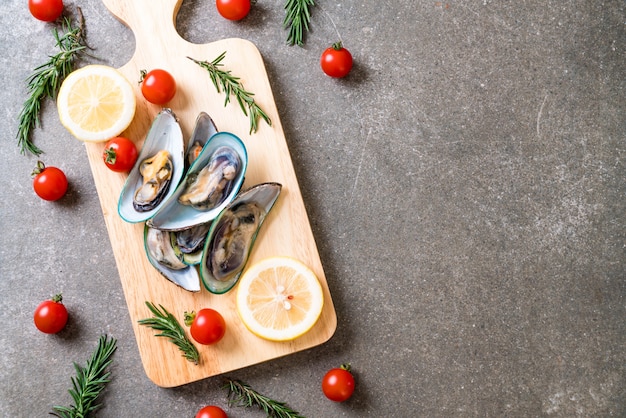 moules fraîches sur planche de bois