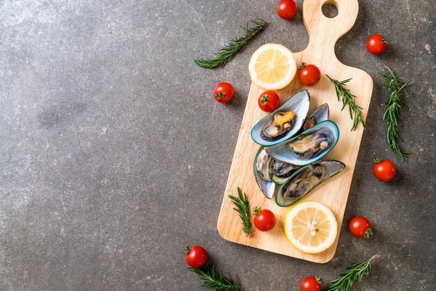 moules fraîches sur planche de bois