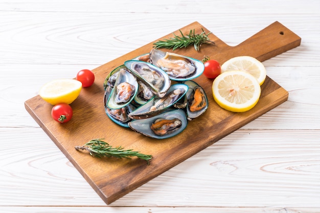 moules fraîches sur planche de bois