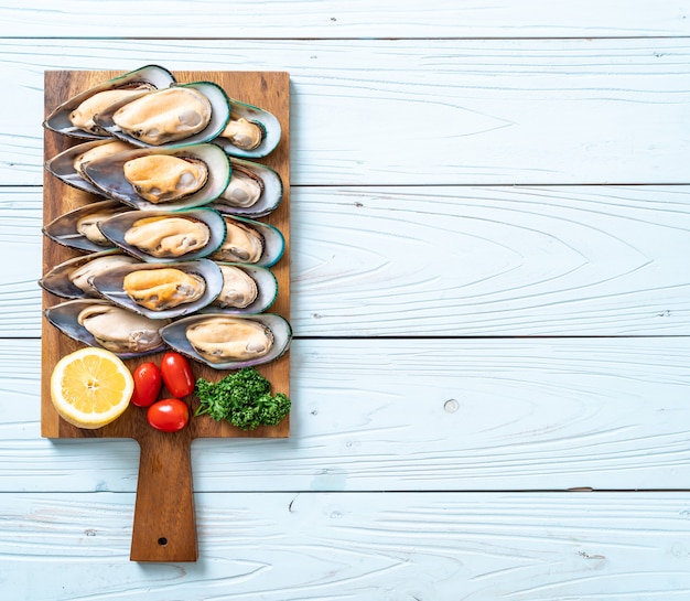 moules fraîches sur planche de bois