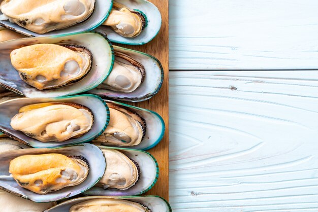 moules fraîches sur planche de bois