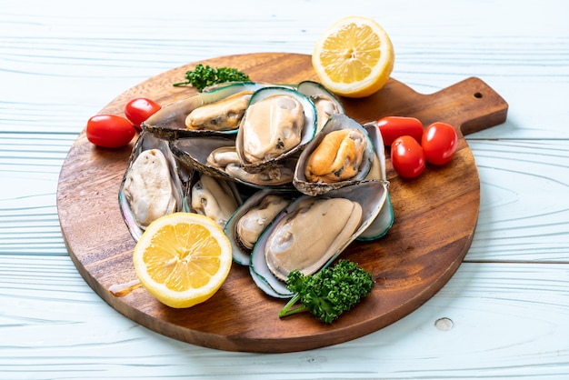 moules fraîches sur planche de bois