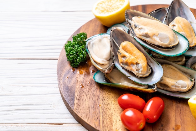 moules fraîches sur planche de bois