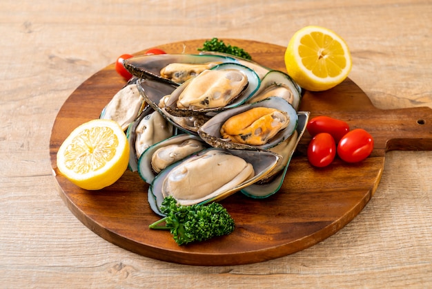 moules fraîches sur planche de bois