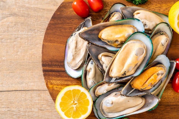 moules fraîches sur planche de bois