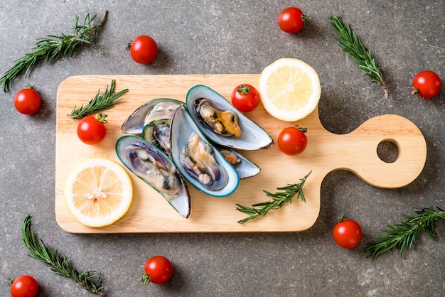 moules fraîches sur planche de bois