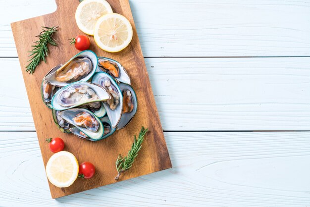 moules fraîches sur planche de bois