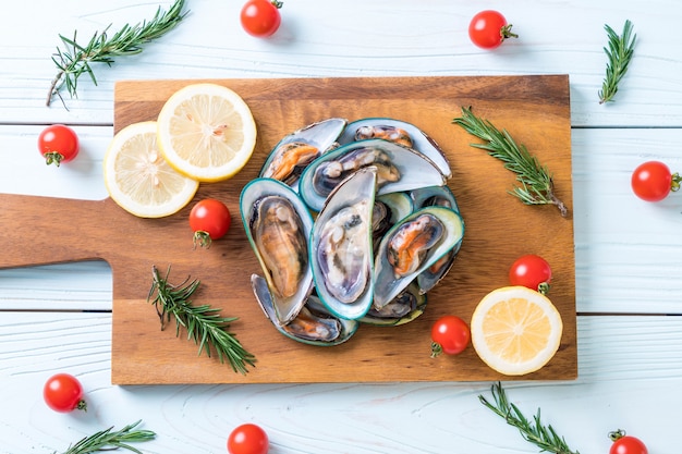 moules fraîches sur planche de bois