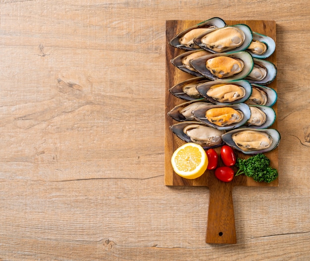 moules fraîches sur planche de bois