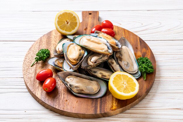 moules fraîches sur planche de bois