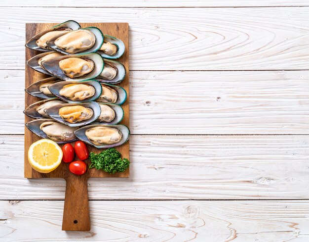 moules fraîches sur planche de bois