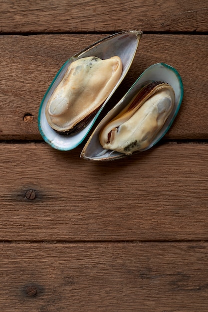 Moules fraîches sur la table en bois