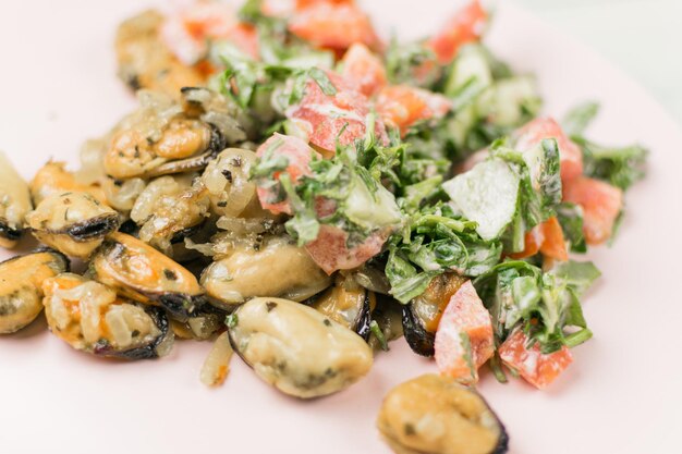 Moules frites avec salade de légumes frais