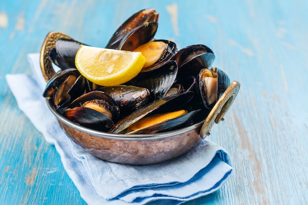 Moules de fruits de mer cuites au citron