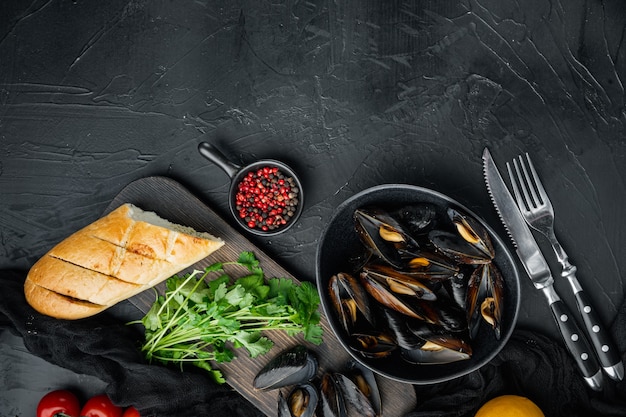 Moules de fruits de mer traditionnelles en sauce au vin et toasts baguettes