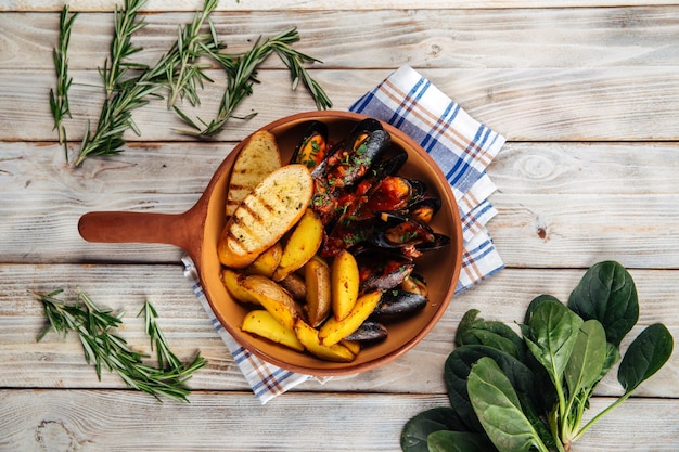 Moules gourmandes cuites avec pommes de terre et toasts