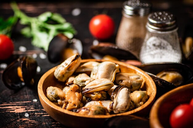 Moules marinées dans une assiette en bois sur la table