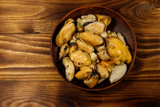 Moules marinées sur table en bois Vue de dessus