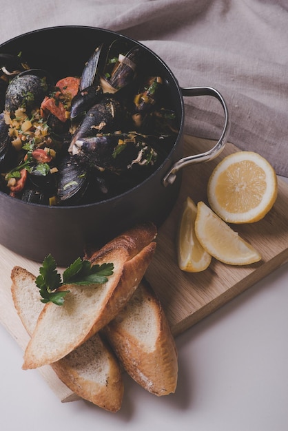 Moules de mer fraîchement cuites en cocotte profonde